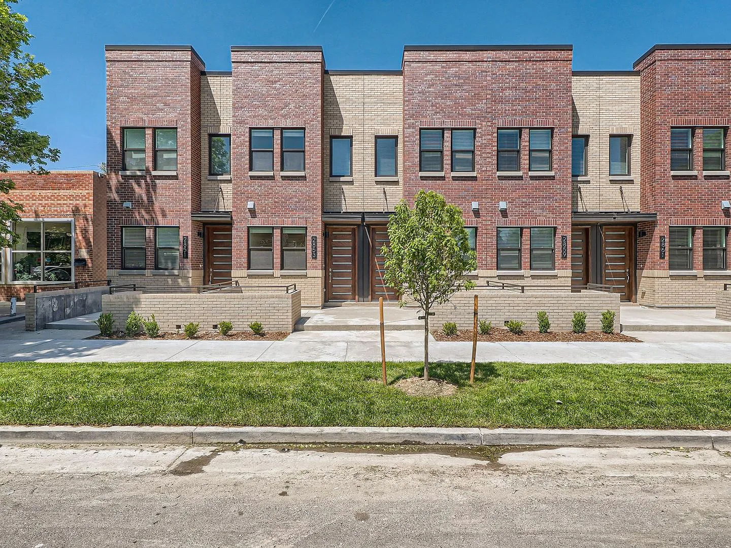 Lux 3 Bedroom Townhome with Private Yard — Photo 1