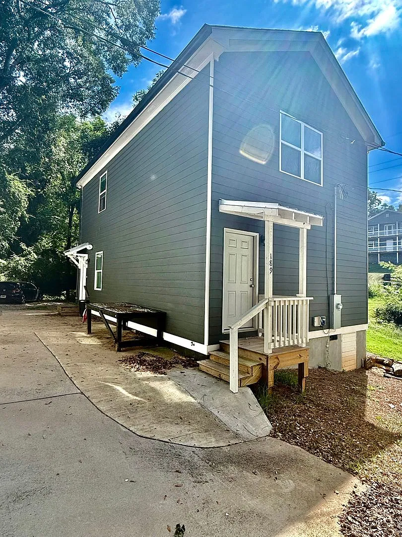 Three Bedroom Near Downtown Available for Pre-Lease! — Photo 1