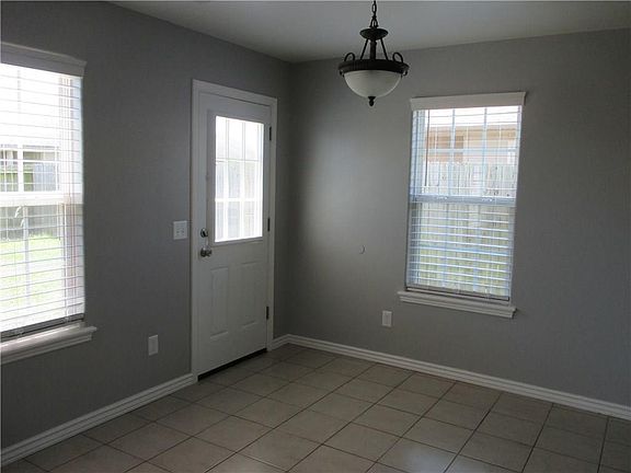 3rd image of 1012 Oakwood Ln