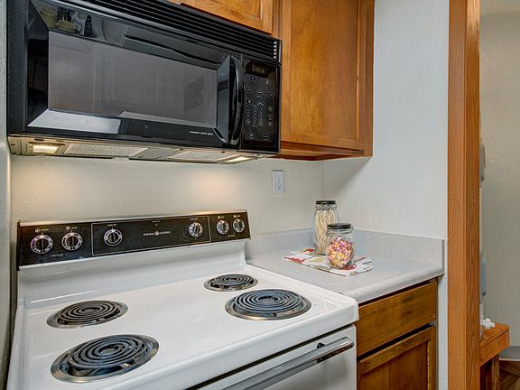 Windtree Kitchen Stovetop & Counter