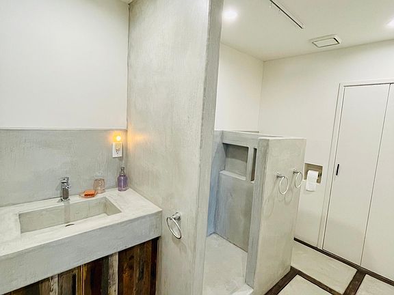 Newly remodeled full bathroom