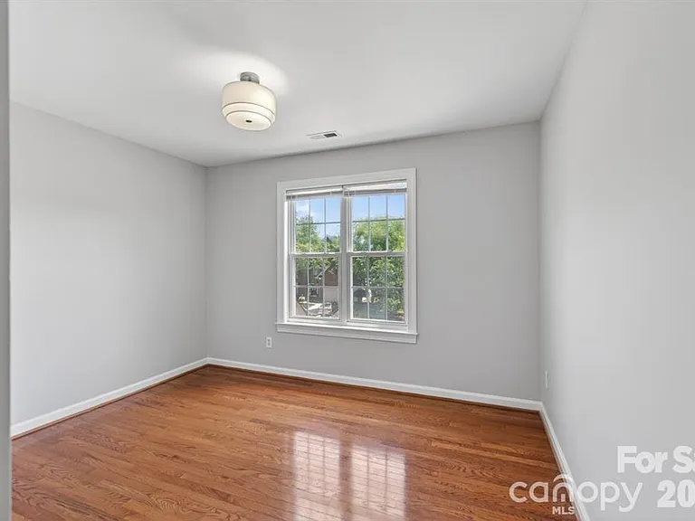 11005 Chilcomb Ct — Photo 5