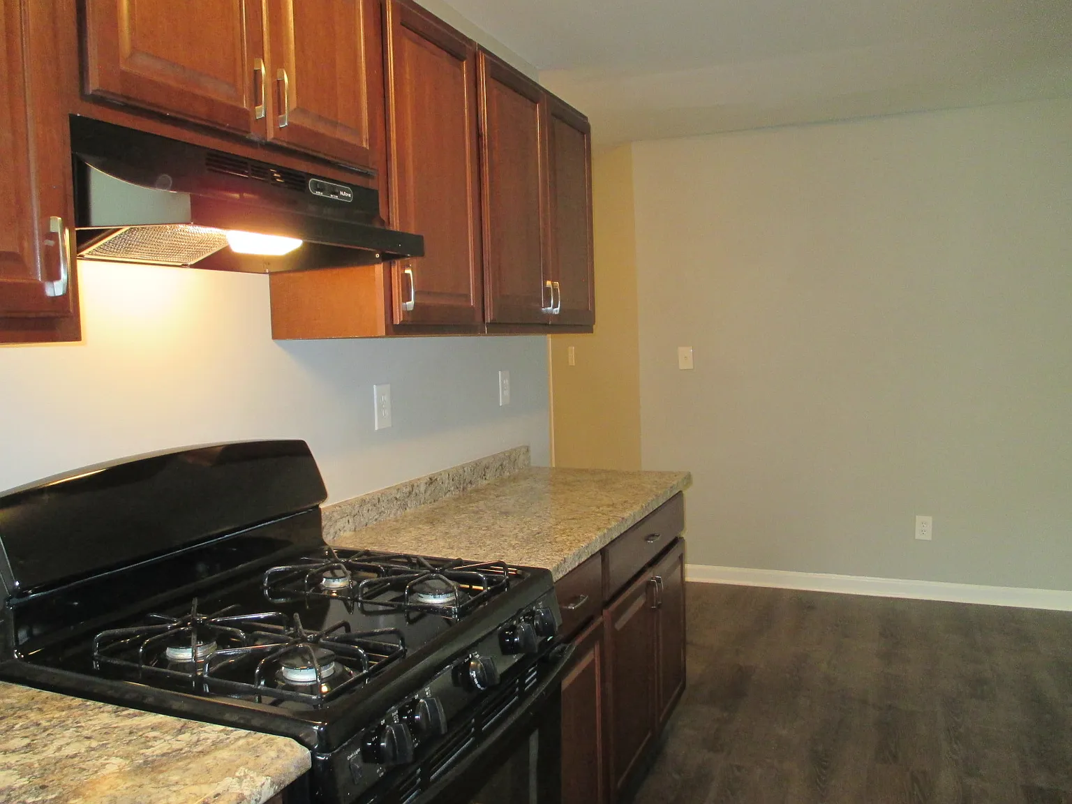 3 bed, 3284 sqft, $1,495 — Photo 3
