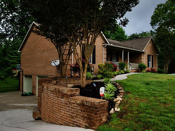 3rd image of 111 Green Briar Cir