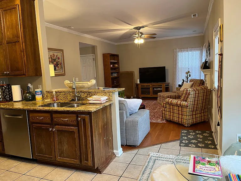 1018 Glastonbury Dr — Photo 7