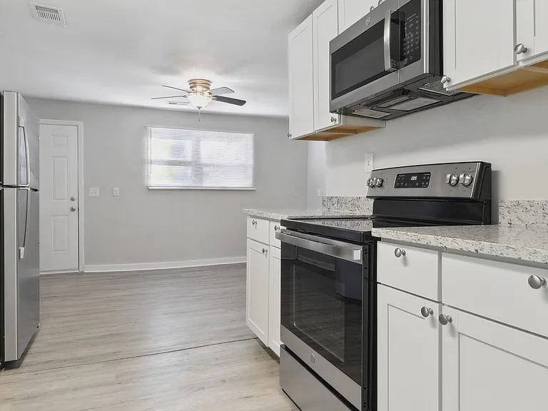 2231 Greenwood St — Photo 5