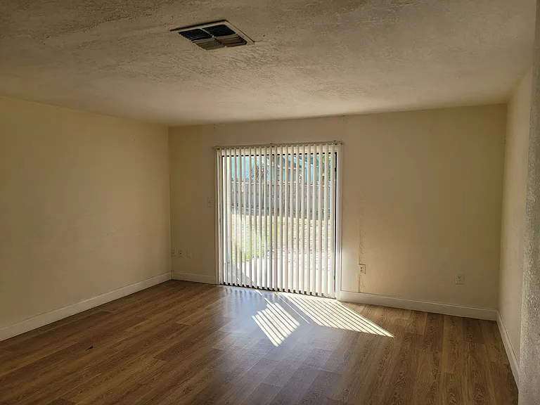 1236 Dovehill Dr — Photo 32