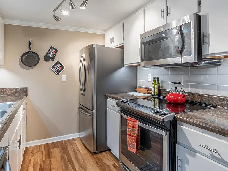 510 E Gillespie St #B8 — Photo 5