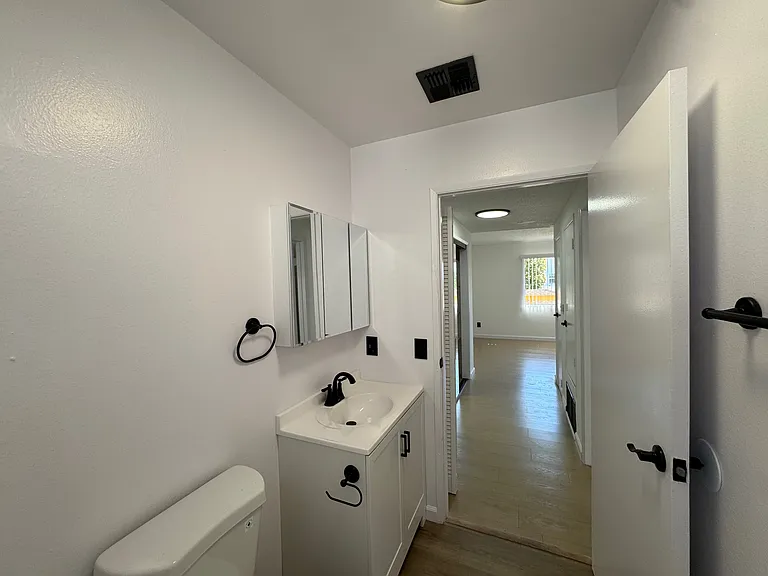 617 N Harvard Blvd #202 — Photo 14