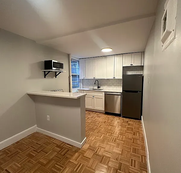 422 W 56th St #11 — Photo 3
