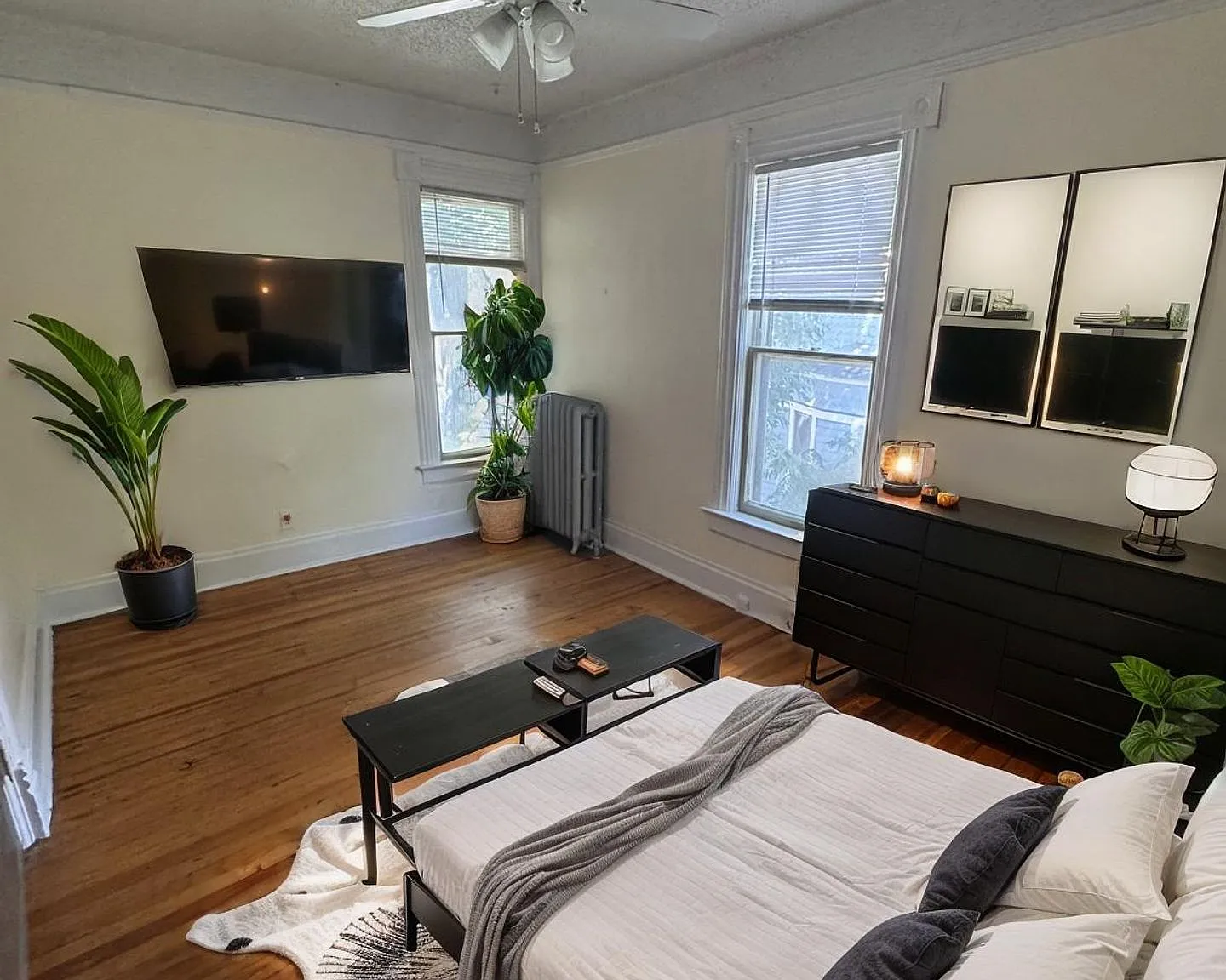 Beautiful and Spacious Studio Apartment in Downtown Colorado Springs! No Utility Setup Required! — Photo 3