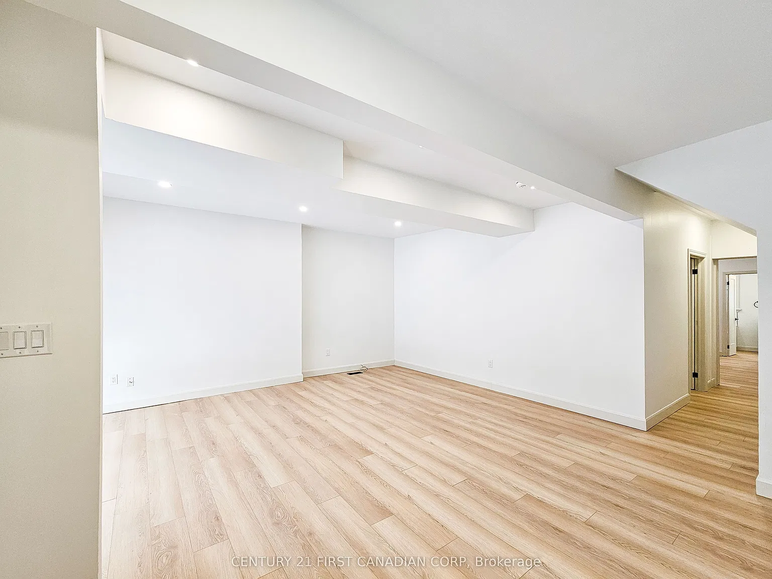 859 Dundas St — Photo 3