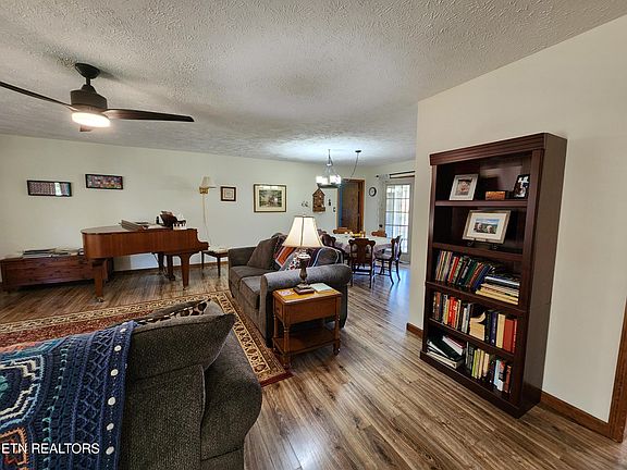 4th image of 1023 S Dogwood Dr