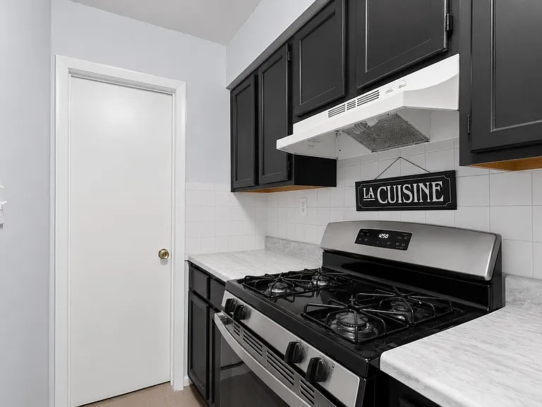 406B 7th St — Photo 12
