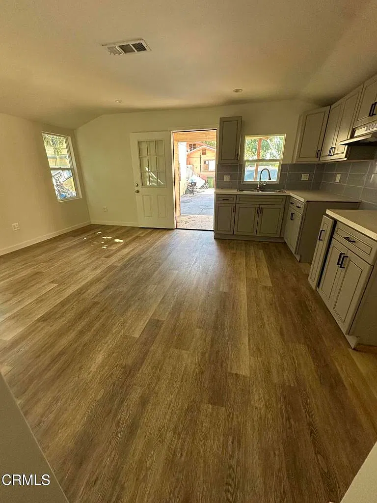 3 bed, 2.5 bath, 820 sqft, $3,050 — Photo 3