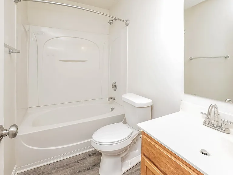 555 River View Dr — Photo 16