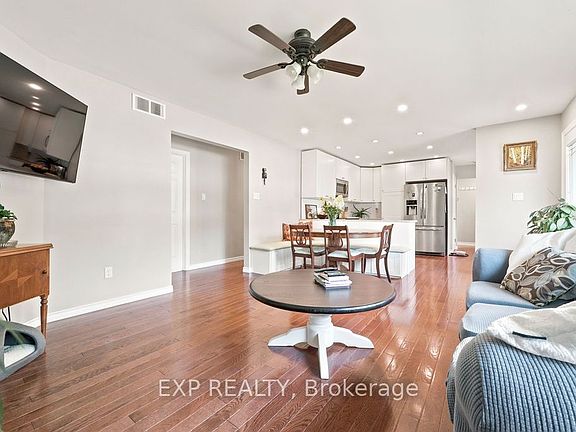 3rd image of 493 Fortington St