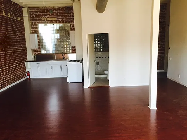 946-950 Daisy Ave — Photo 3