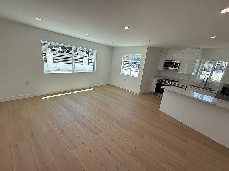 10939 Christine Way — Photo 8