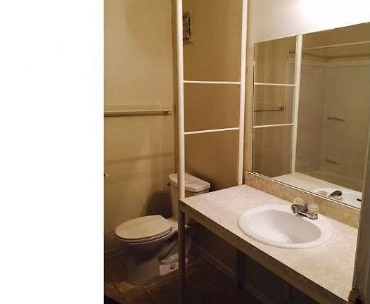 5th image of 830 Henri Ct