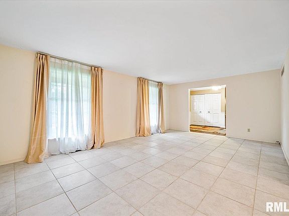 5th image of 128 W Whitehall Ct