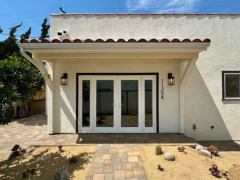 1135 Scofield Dr — Photo 1
