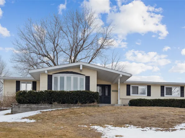 2135 Country Club Dr, Grinnell, IA 50112