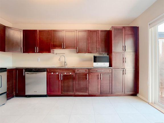 3rd image of 3060 Harriet Rd #8