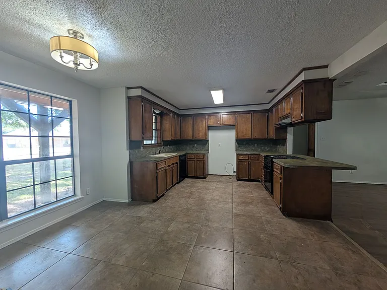 3008 Brittney Ln — Photo 5