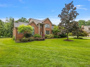 8117 Remington Ct, Clarkston, MI 48348