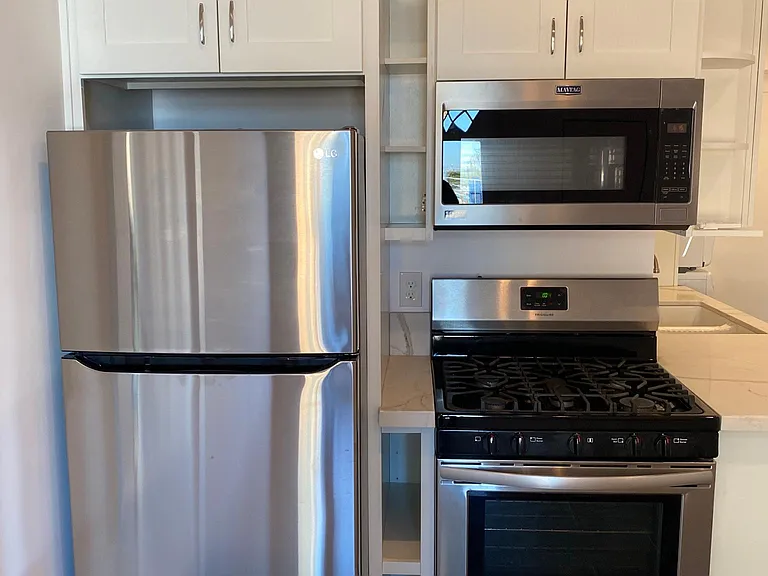 OVERSIZED KITCHEN WITH AMPLE STORAGE