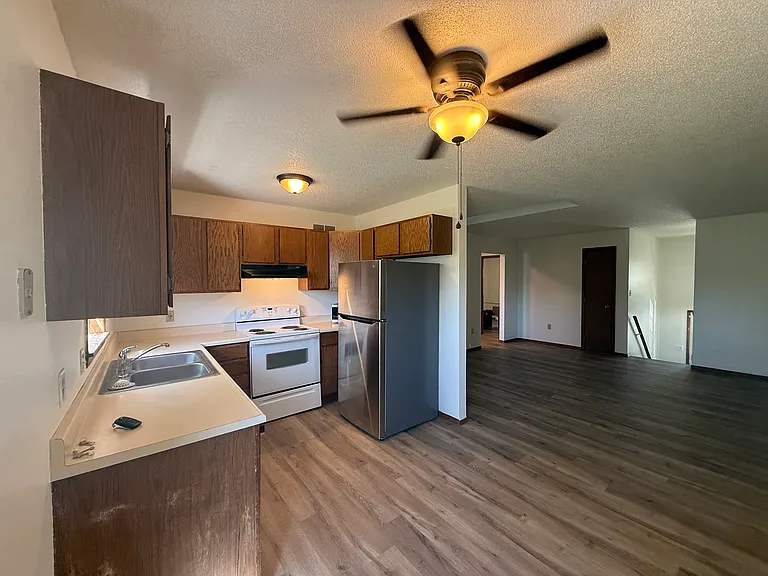 1012 Castlewood Dr — Photo 5