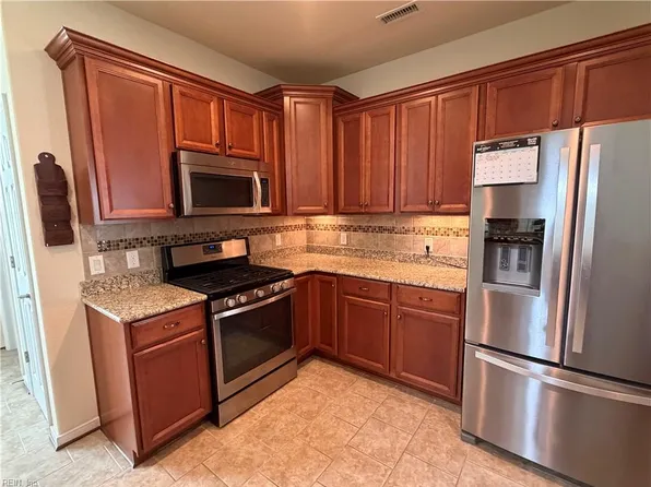 526 Strathmore Ln, Chesapeake, VA 23322
