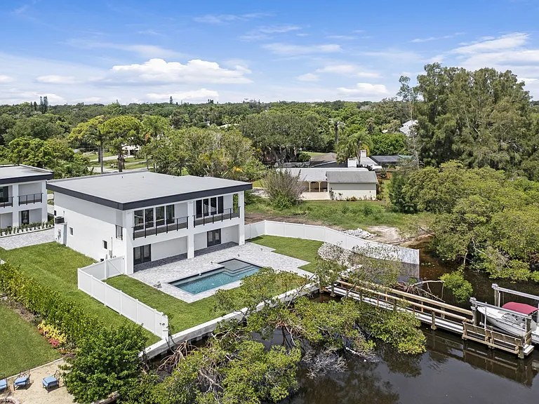 711 Tropical Dr — Photo 11