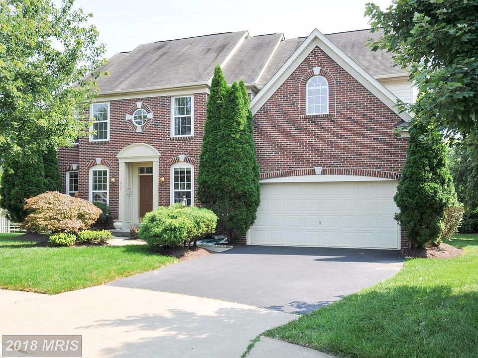 1st image of 827 Sandpoint Ct NE