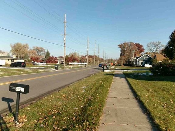 Exterior Neighborhood (street photo)