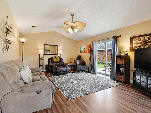 3rd image of 211 Caledonia Dr
