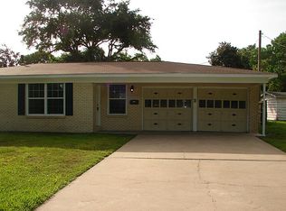 3 Broadmoor Cir, La Marque, TX 77568