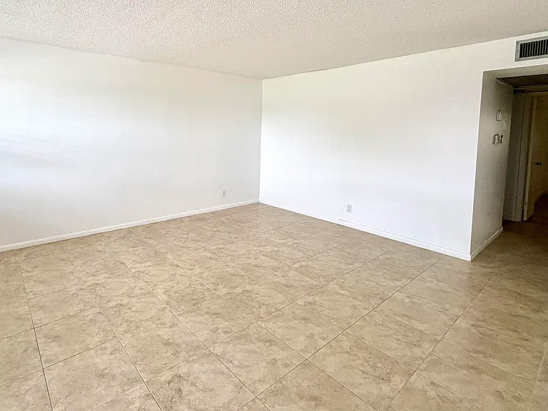 163 Somerset Cres #H — Photo 2