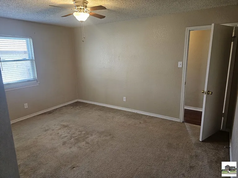 211 E Hogan Dr — Photo 16