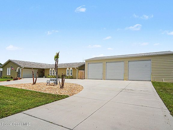 2nd image of 1003 Castile Rd SE