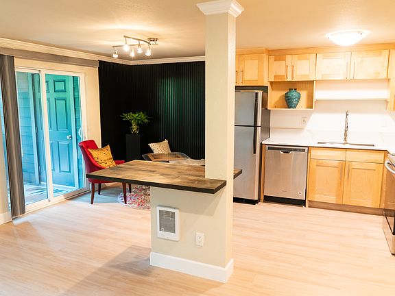 3rd image of 7929 SW 40th Ave APT D