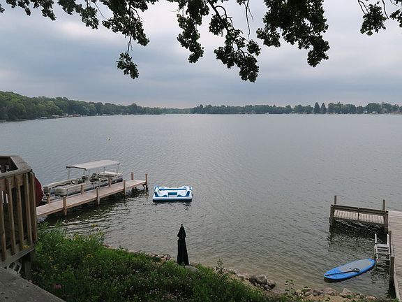 2nd dock has a large area with a bench
						:
						Winter skiing - 15 min. away at Alpine Valley or 30 min. to Lake Geneva