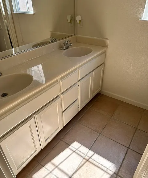 Upstairs 2nd bathroom