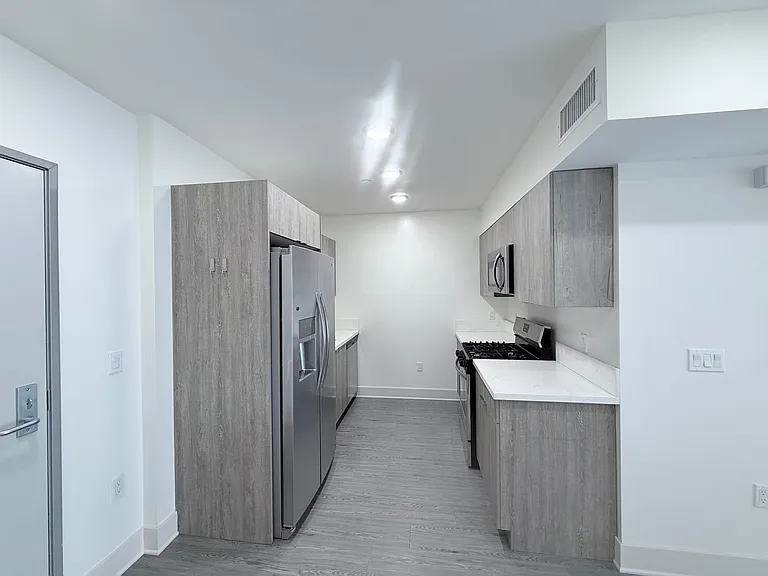 2022 West Sunset Boulevard — Photo 9