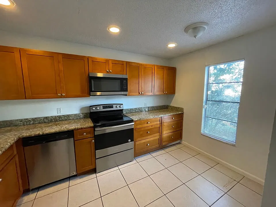 2 bed, 1.5 bath, 963 sqft, $1,800 — Photo 4