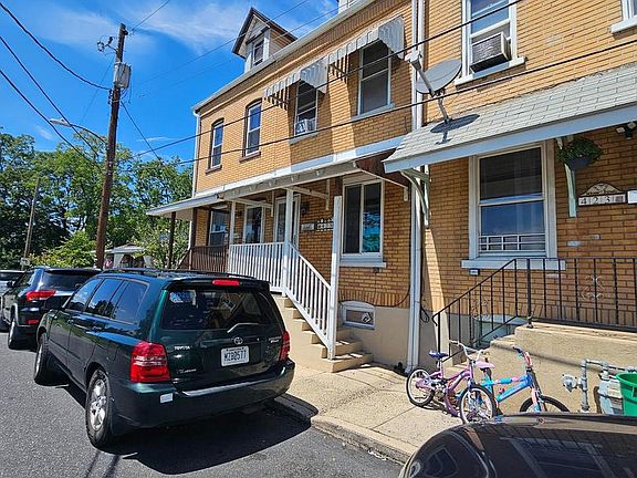 2nd image of 425 Max St
