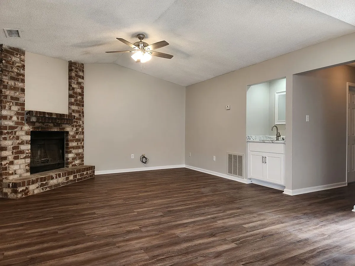Building Photo - 1211 King George Blvd #16