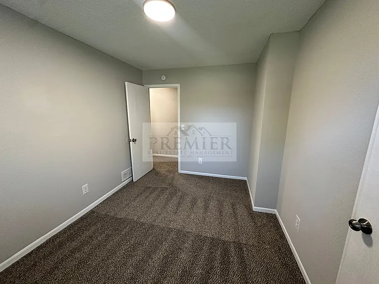 3562 NE Independence Ave, Lee's Summit, MO 64064 - 3 bed / 1.5 bath TH w/ single garage - Interio... — Photo 10