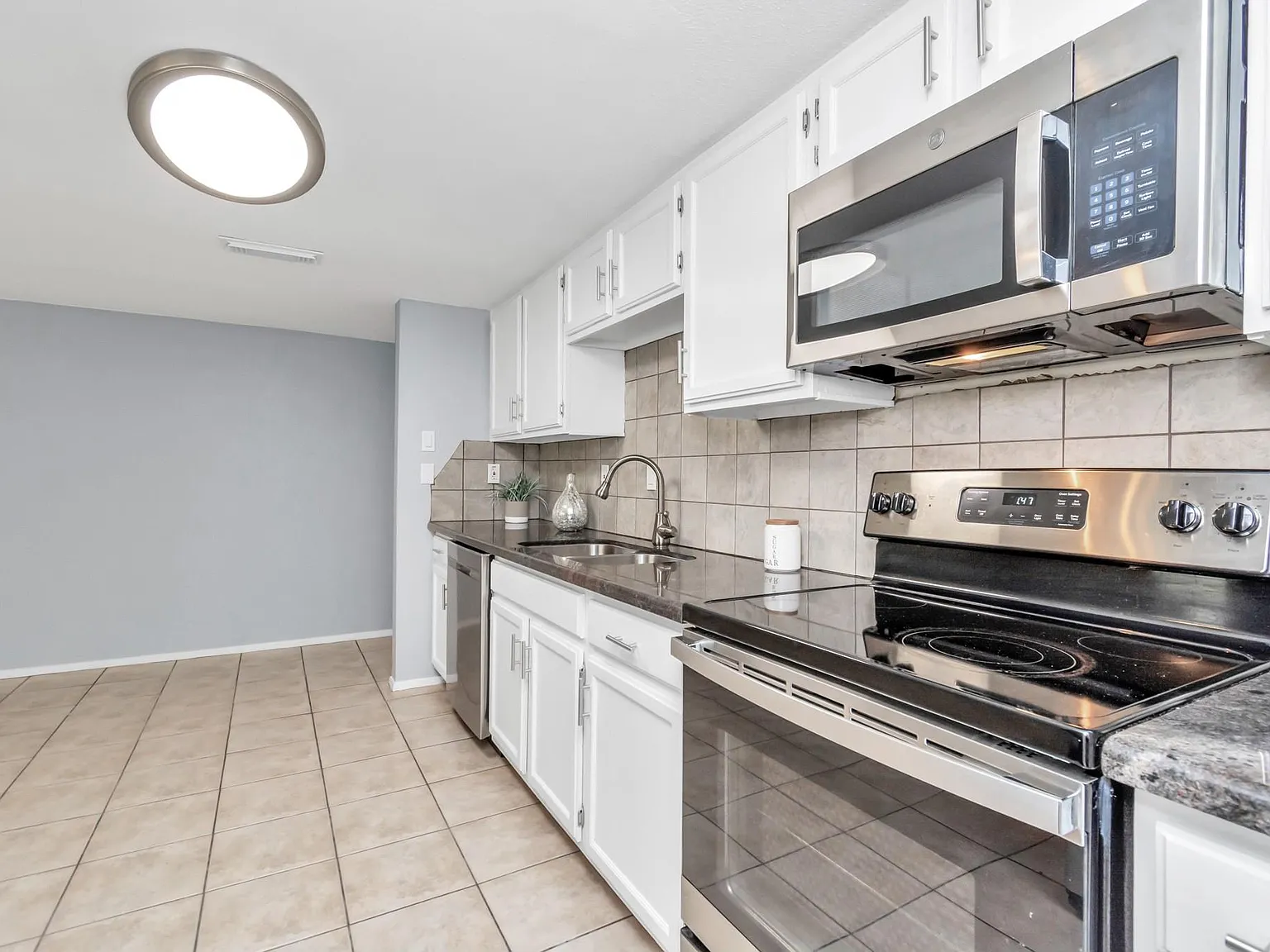 1 bed, 1.0 bath, 863 sqft, $1,325 — Photo 3